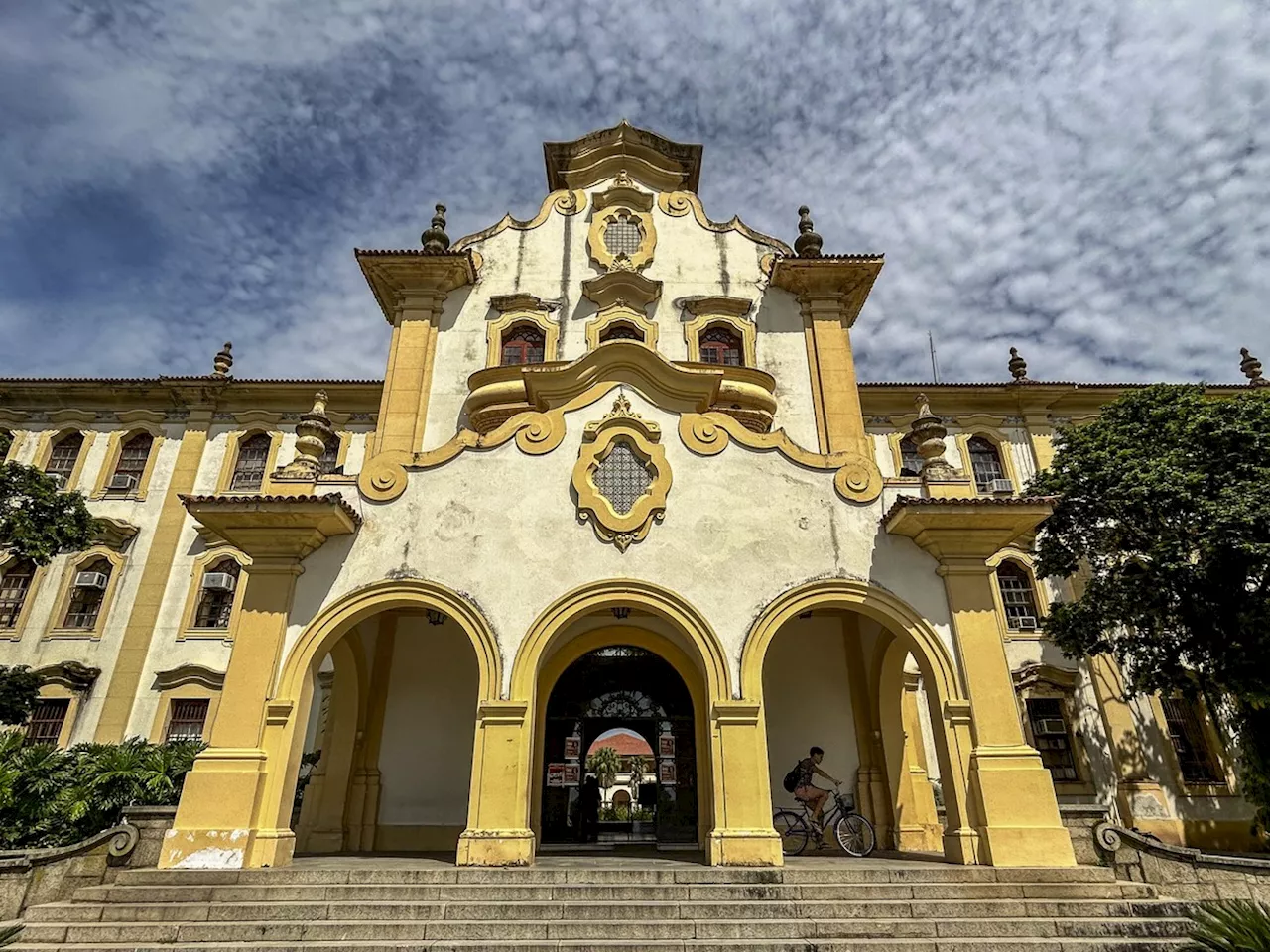 Campus da Universidade Rural fica sitiado em meio a guerra de milícias em Seropédica