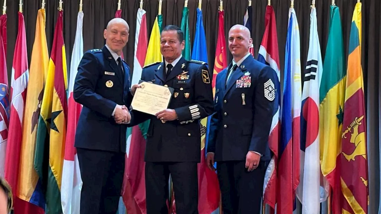 General Vallin Osuna, director de la AFAC, ingresa a Cuadro de Honor de Fuerza Aérea de EU