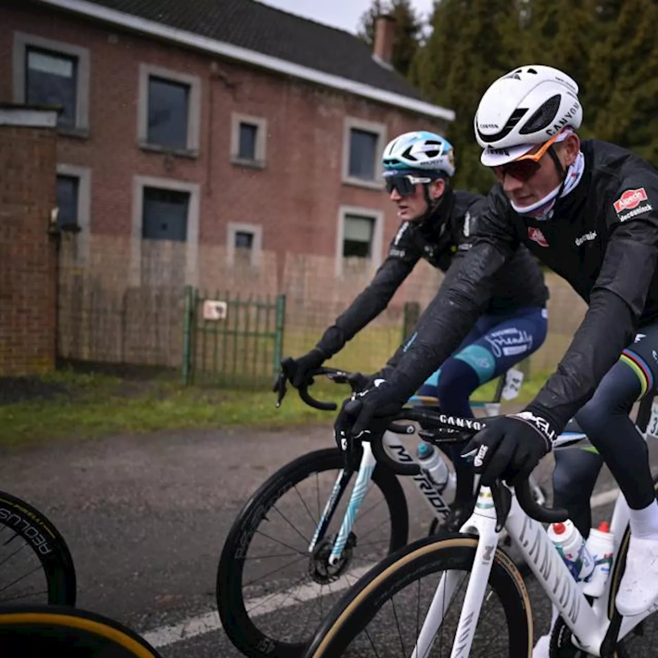 Mathieu Van der Poel piégé à 95 km de l'arrivée sur Liège-Bastogne-Liège