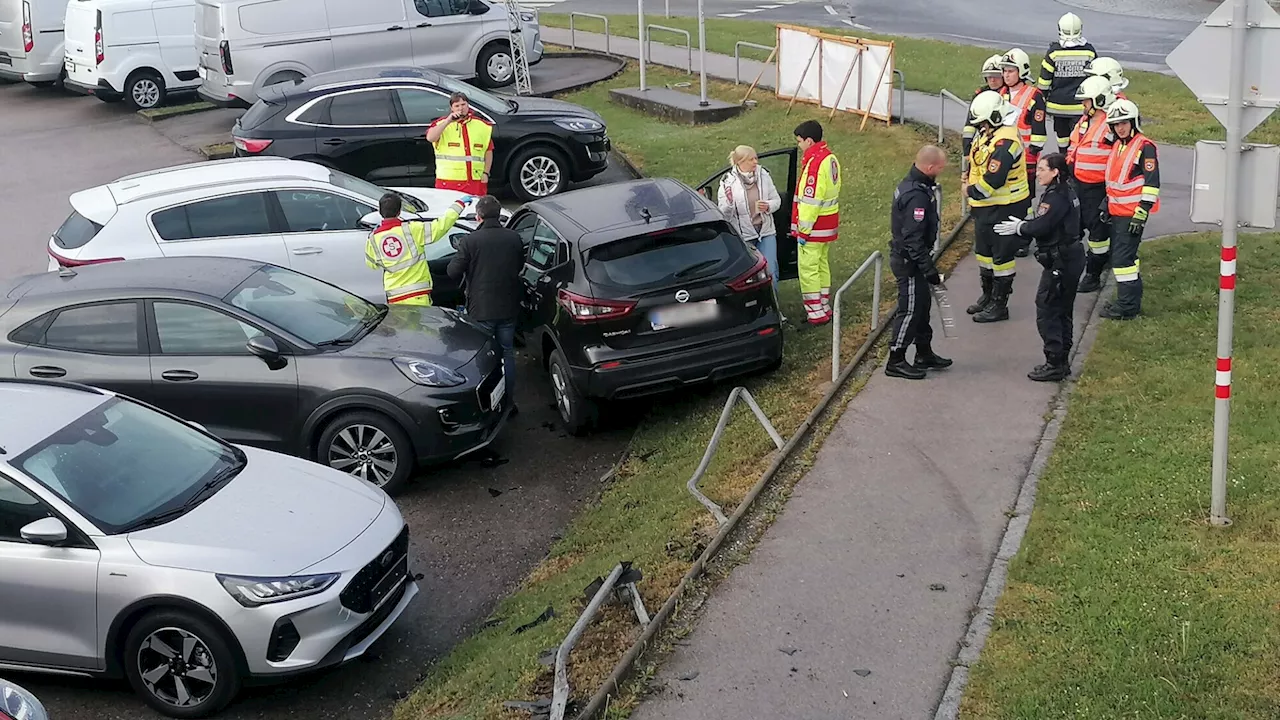 Pkw krachte gegen ausgestellte Autos bei Händler in Ratzersdorf