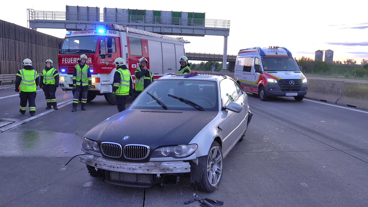 Pkw prallte auf A2 gegen Betonleitwand und Absicherungsanhänger