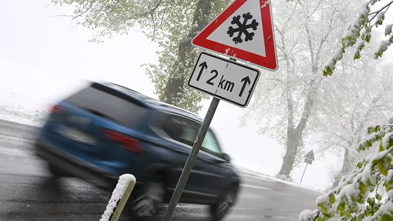 Chaos im Straßenverkehr: Wintereinbruch hält Einsatzkräfte weiter auf Trab