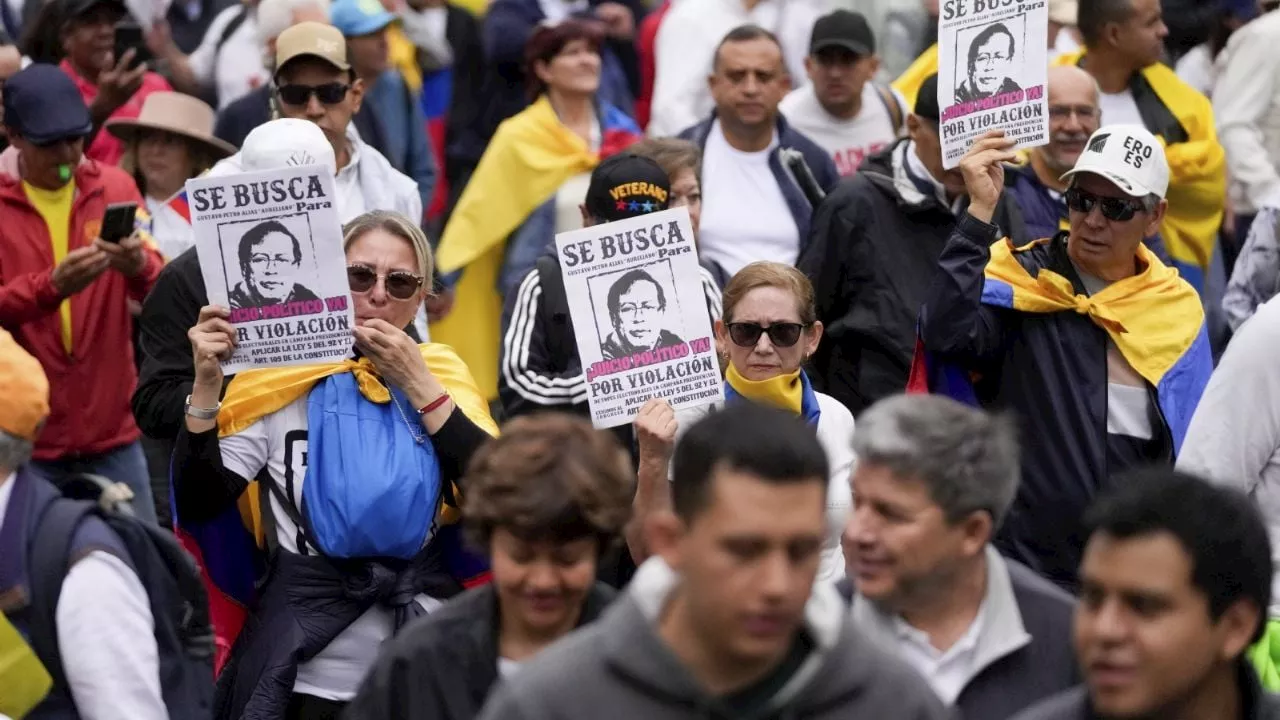 Miles de opositores protestan en Colombia contra el gobierno de Gustavo Petro