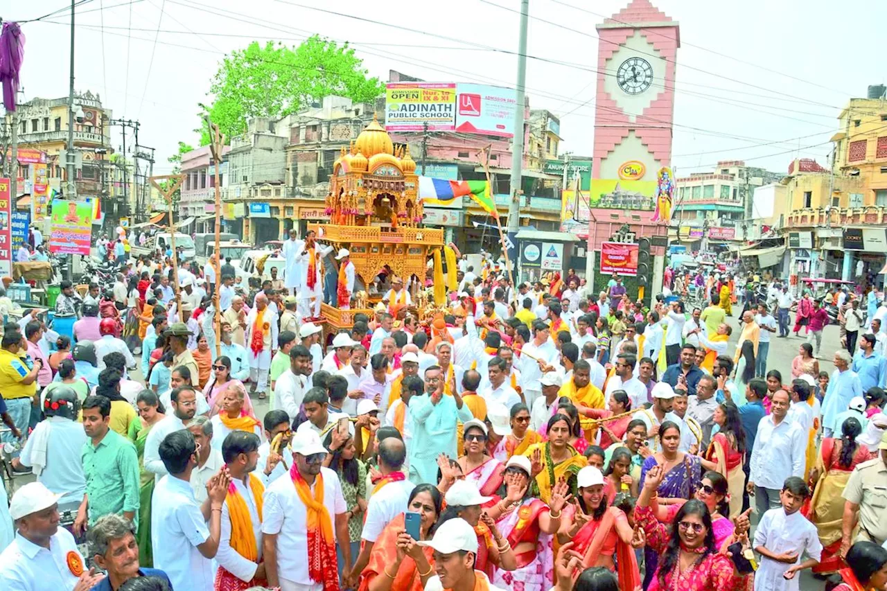 कुण्डलपुर में वीर हैं जन्मे, सबके मन हर्षाये…ड्रोन से की पुष्प वर्षा, होपसर्कस पर महाआरती