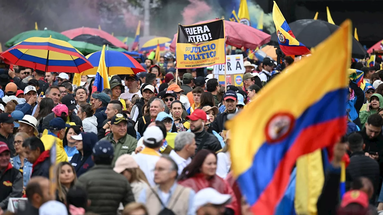 Colombie : des centaines de milliers de personnes manifestent contre le gouvernement de gauche de Gustavo Petro