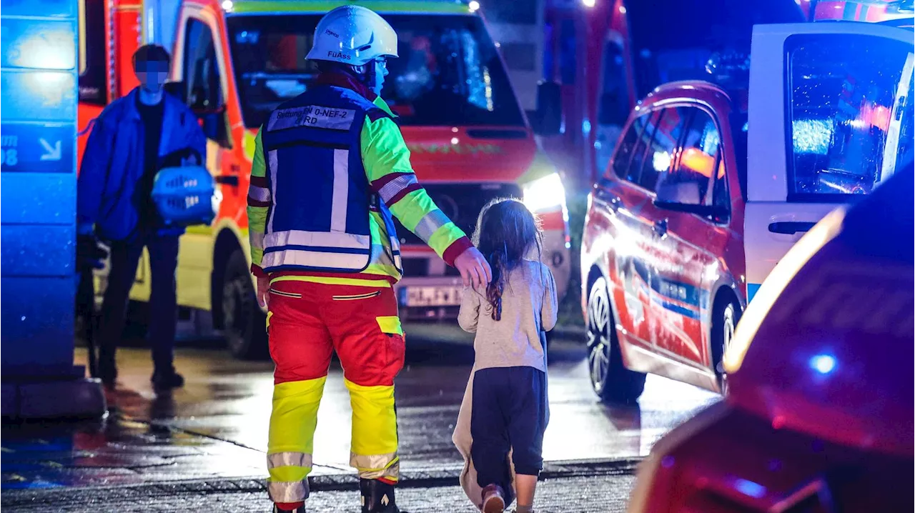 Wetter an der Ruhr: Feuerwehrmann tröstet Mädchen nach Wohnungsbrand