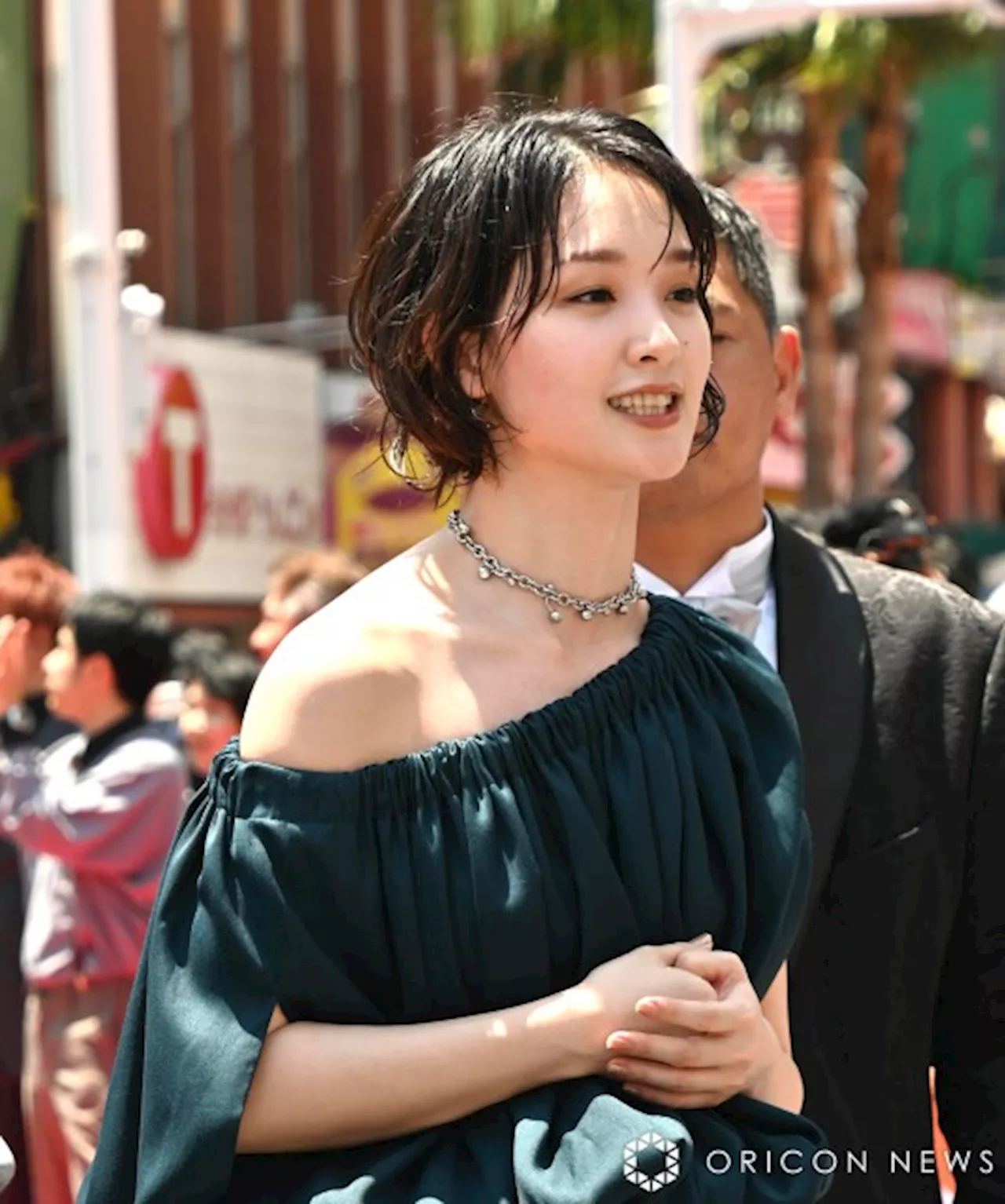 【沖縄国際映画祭】剛力彩芽、大胆ワンショル衣装で美肩披露 レッドカーペットで笑顔「すごい楽しい！」