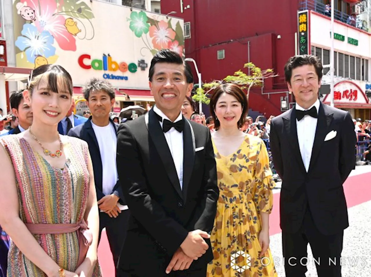 【沖縄国際映画祭】浅野忠信「こんな気持ちのいいレッドカーペットは初めて」 晴天で30度近い国際通りを笑顔でかっ歩