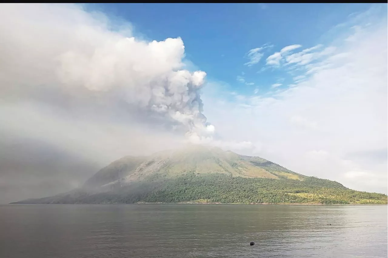 Indonesia: Mount Ruang volcano crisis far from over as eruptions forces thousands of people to evacuate