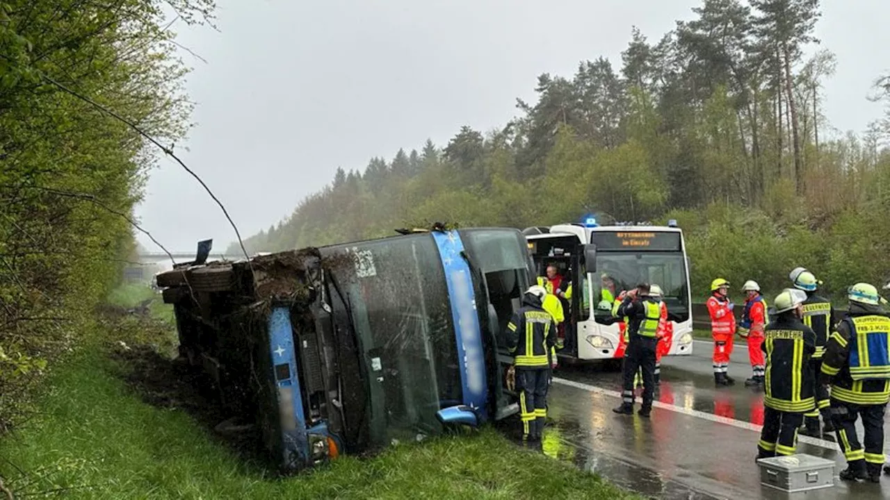 Verkehr: Ende der Klassenfahrt: 27 Jugendliche bei Busunfall verletzt