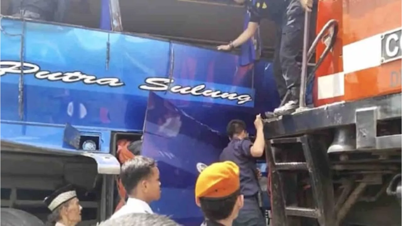 Bus Putra Sulung Tertabrak Kereta Api di OKU Timur, Penumpang Berhamburan