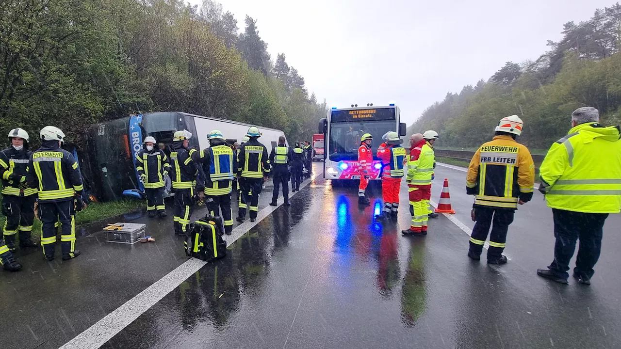 Reisebus mit 75 Schülern auf A45 bei Wenden umgekippt