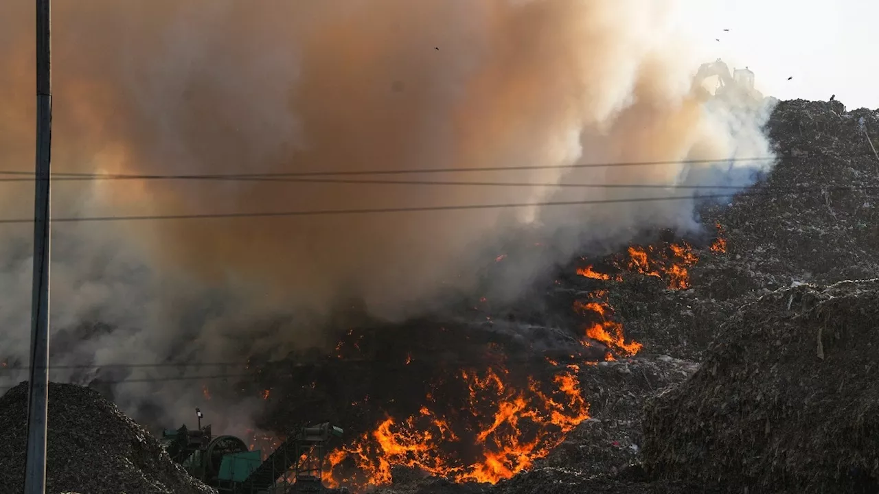 Ghazipur Landfill Fire: धधक रहा दिल्ली के गाजीपुर कूड़े का पहाड़, दूर तक जहरीले धुएं का गुबार; एर‍ियल व्यू में देखें