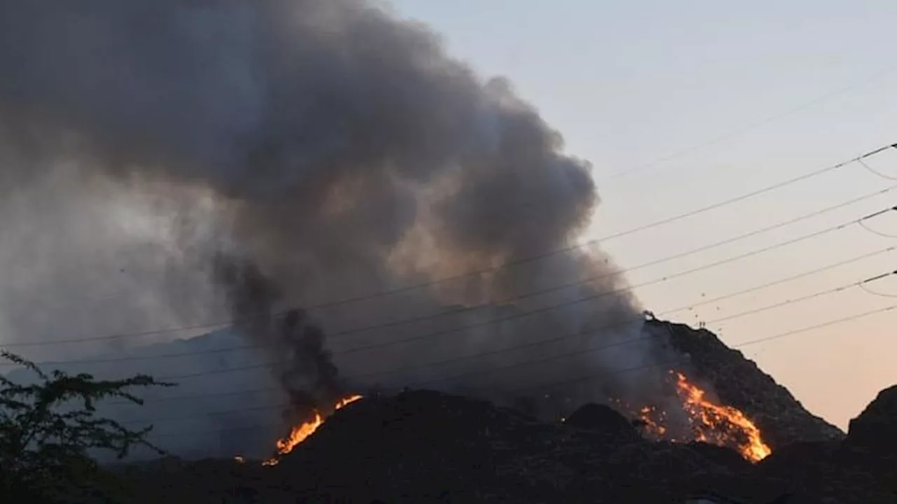 Fire In Delhi : अभी बुझी नहीं है गाजीपुर कूड़े के पहाड़ में लगी आग, आसपास की कॉलोनियों में फैला धुआं