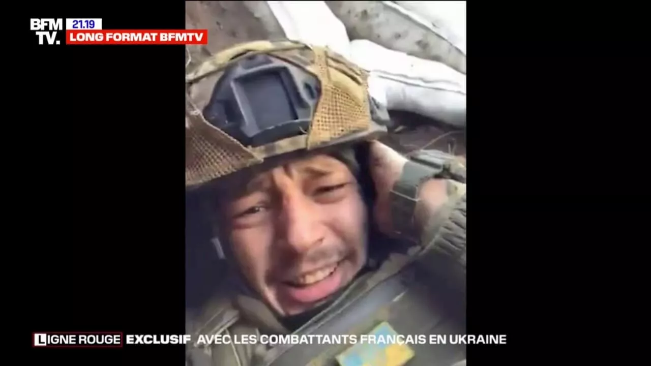  Charly, combattant français de 29 ans, tient une tranchée entre les positions ukrainiennes et russes