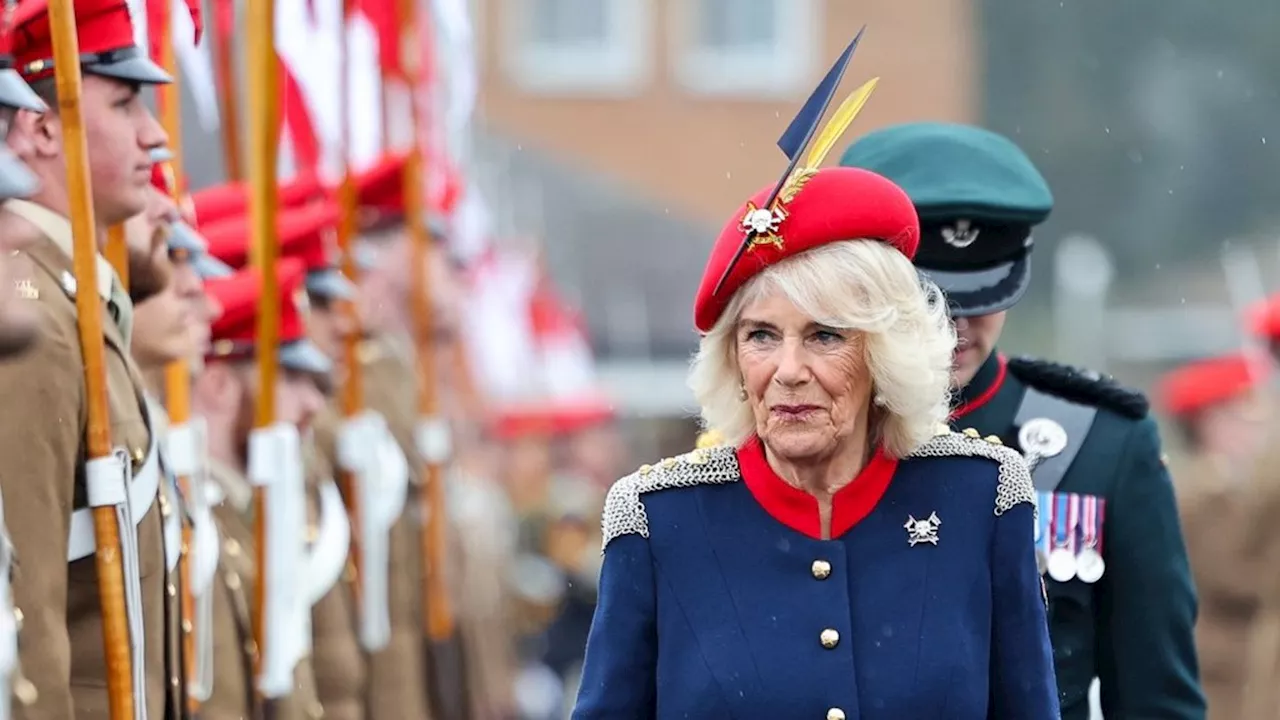 Königin Camilla besucht Militärregiment: Sie besucht Militärregiment ihres verstorbenen Vaters