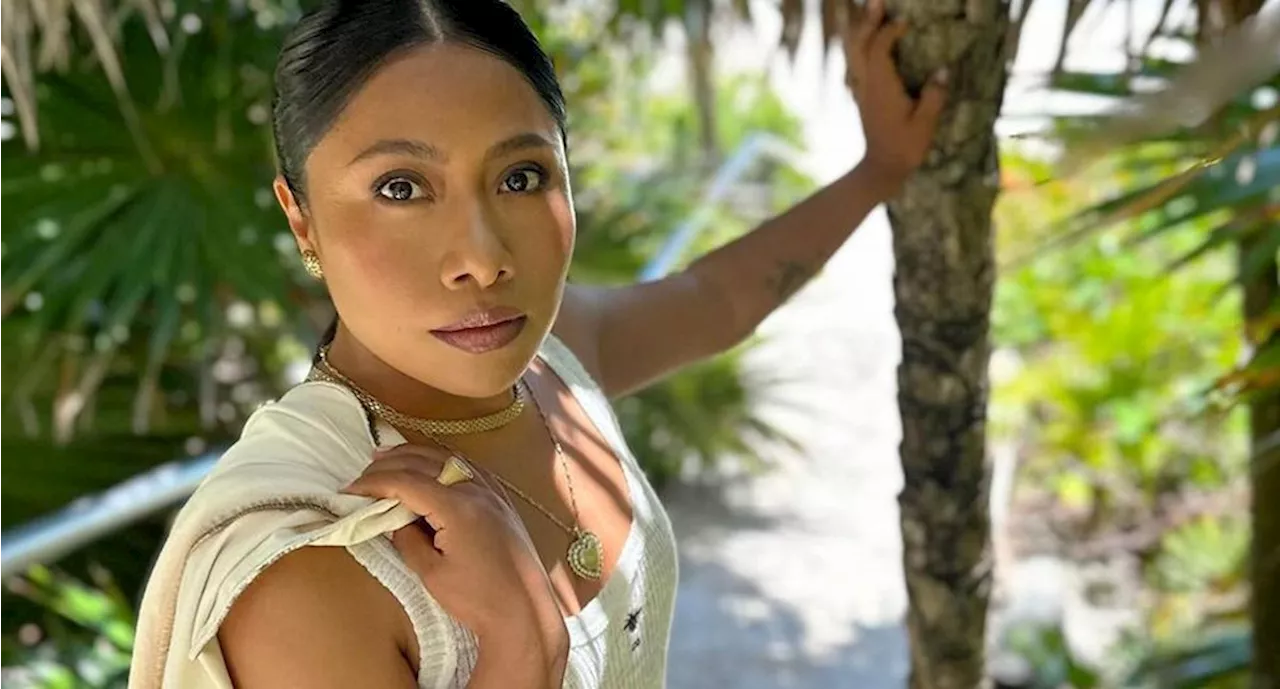 Yalitza Aparicio deslumbra con vestido lila de marca mexicana