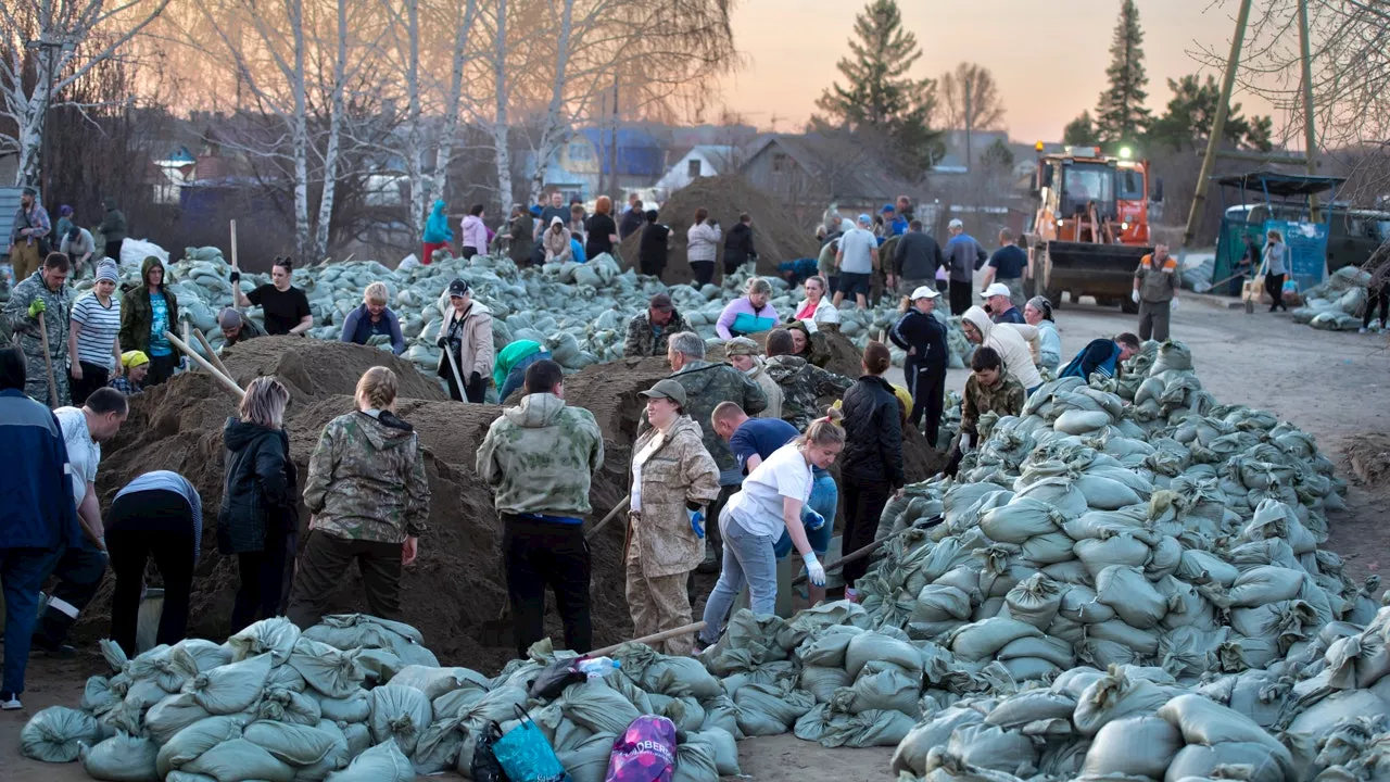 Thousands in central Russia plagued by flooding as rivers start to recede