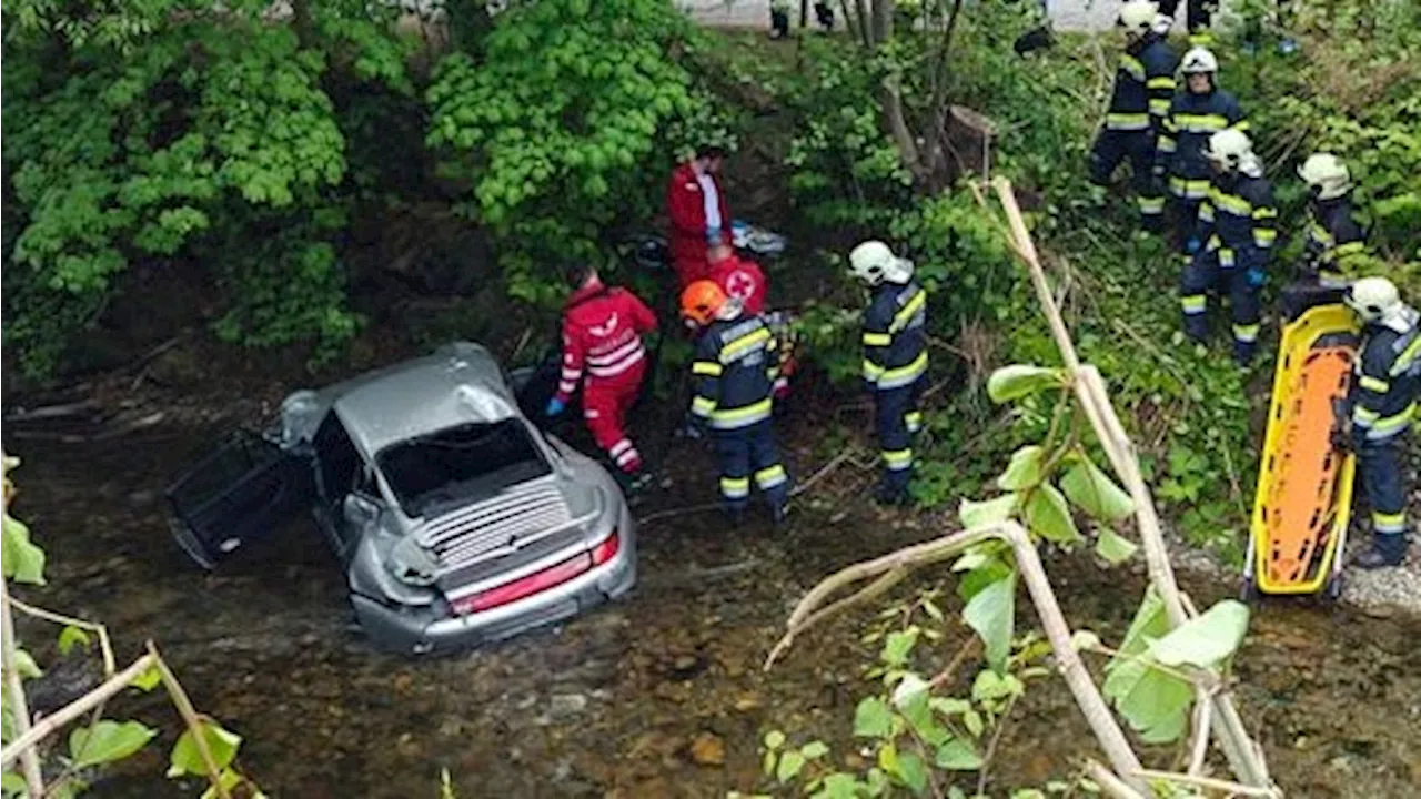 Mann stürzt mit Porsche in Bach – mit Heli ins Spital