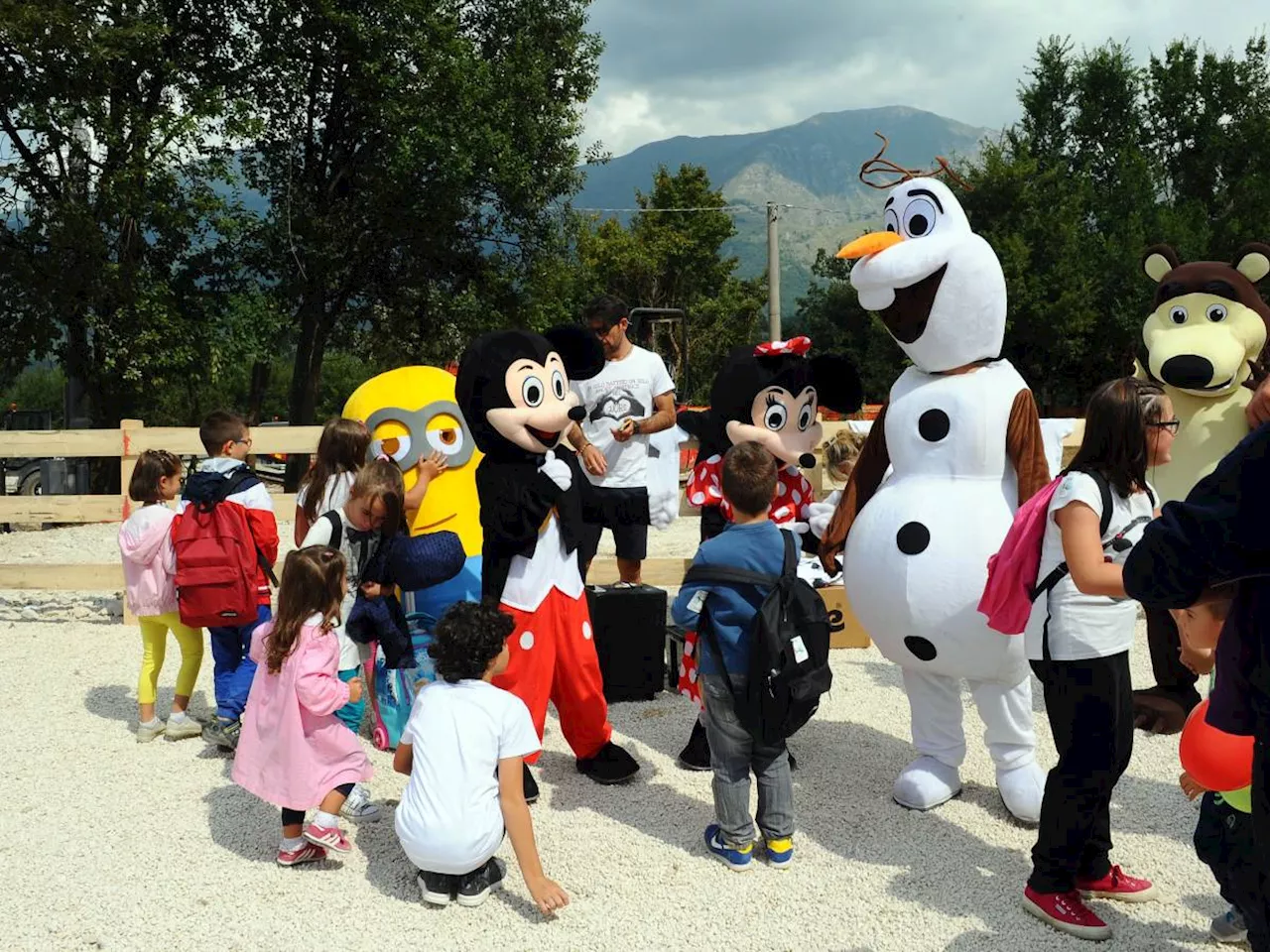 Vestito da Topolino per avvicinarsi alle famiglie: così lo straniero le rapinava