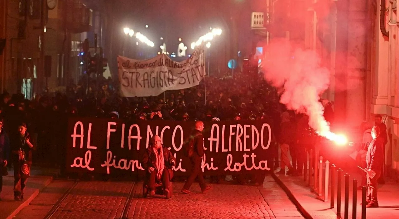 Cospito, centinaia di manifestanti a Torino: lancio di petardi e vetrine rotte, 34 fermati e 140 identificati