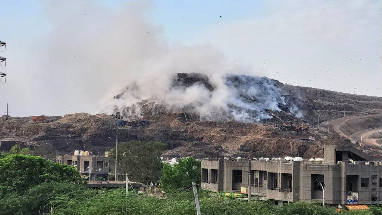 गाजीपुर लैंडफिल पर अब तक नहीं बुझी आग, निकल रहा जानलेवा धुआं; आंखों में जलन से लोग परेशान