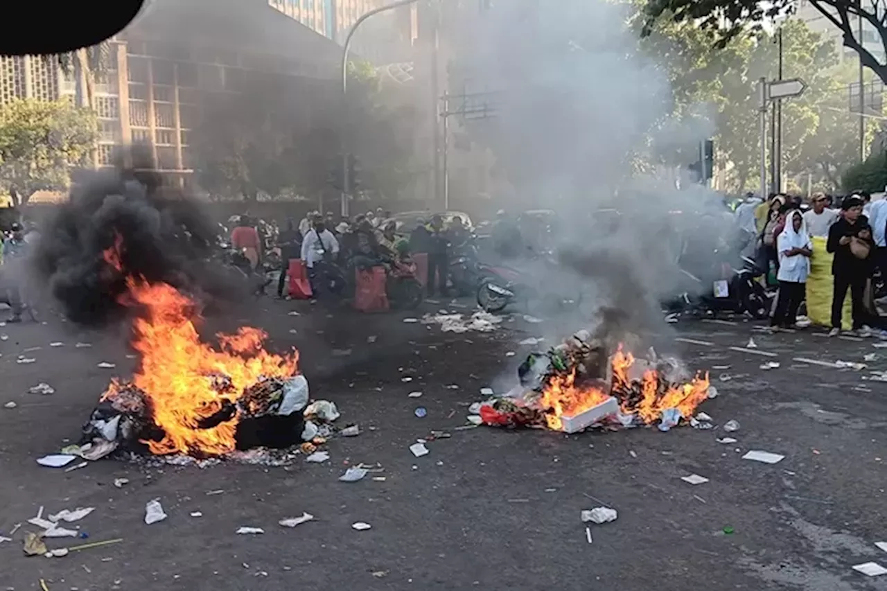 MK Tolak Gugatan Soal Pilpres, Massa Aksi Bakar Ban di Patung Kuda