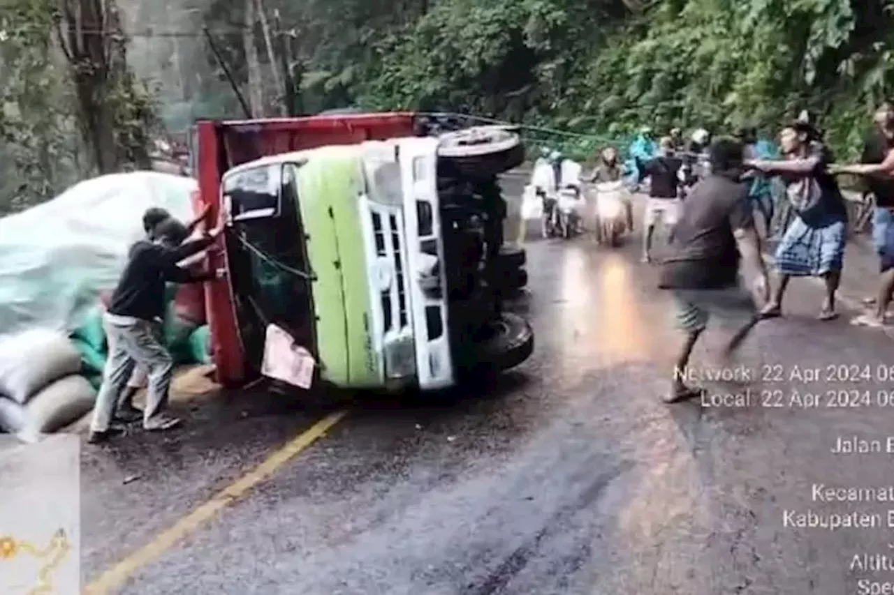 Truk Terguling Membuat Jalur Jember - Banyuwangi Macet Tak Terkendali