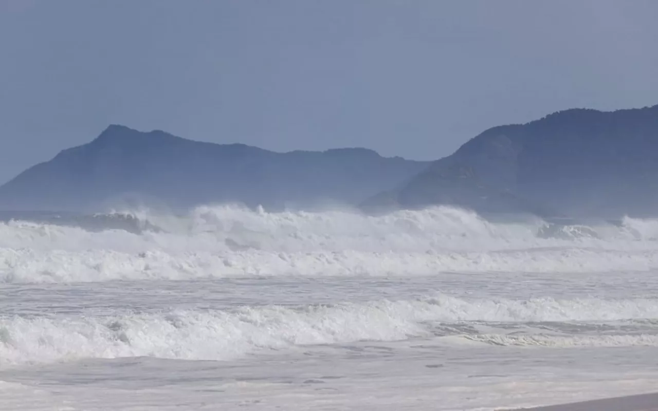 Corpo de Bombeiros entra no terceiro dia de buscas por homem desaparecido na praia da Barra