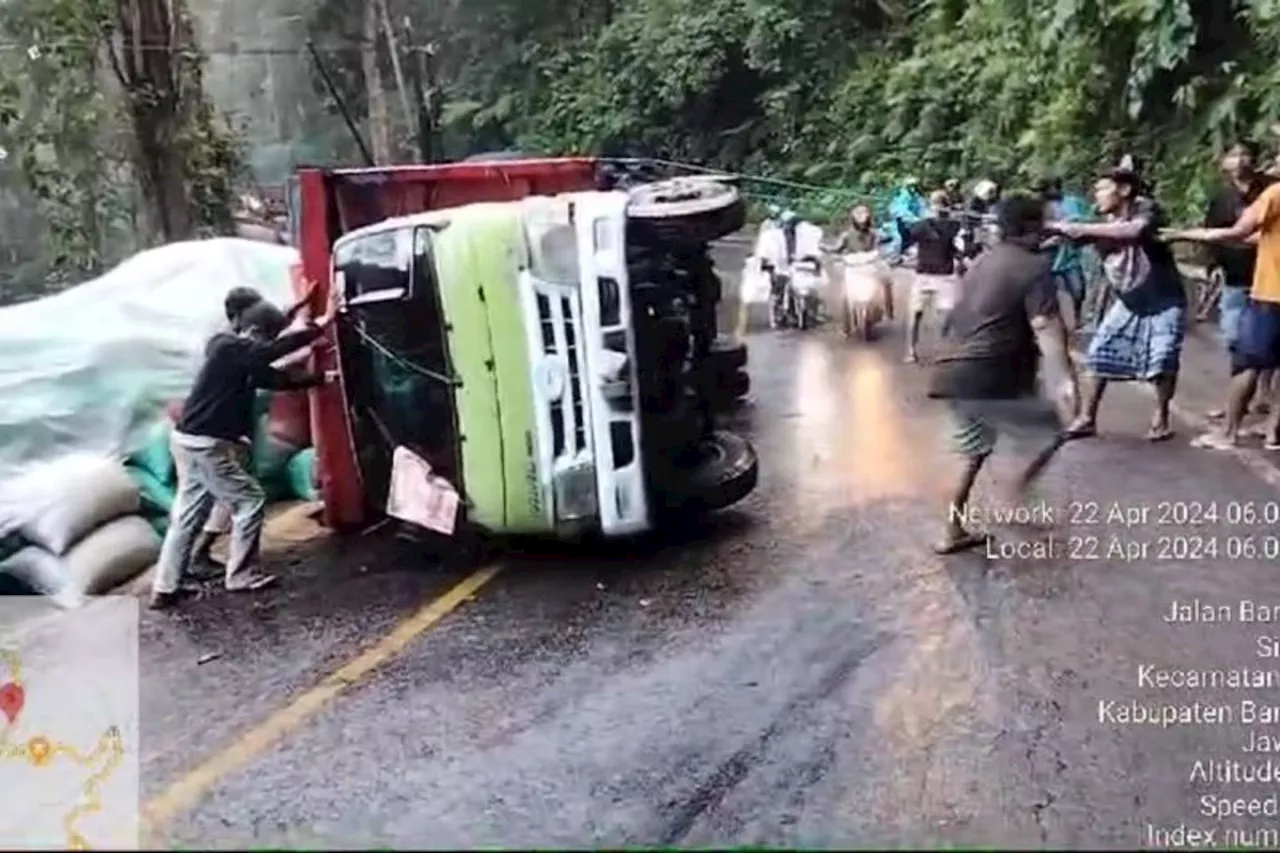 Truk Kecelakaan di Jalur Jember-Banyuwangi, Macet Sampai 4 Kilometer