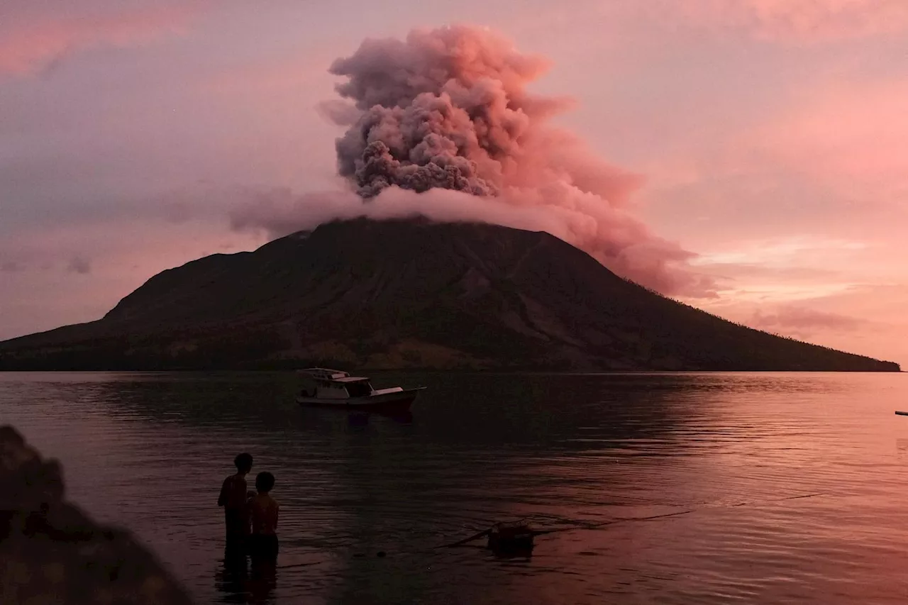 Volcan Ruang: l'Indonésie abaisse le niveau d'alerte, rouvre un aéroport