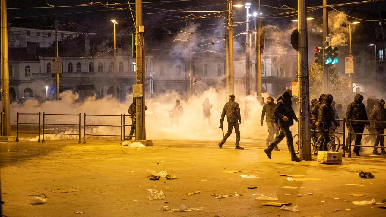 Scontri al corteo per Cospito a Torino, 18 misure cautelari