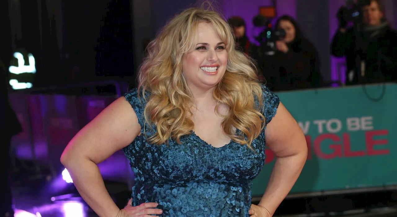 Rebel Wilson scuote la corona: «Un membro della famiglia reale mi ha invitata a un'orgia. C'era droga e mi toc