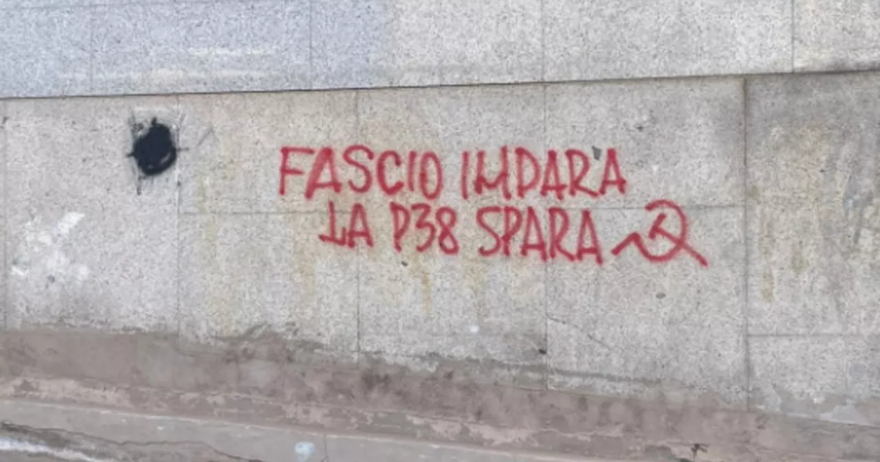 Roma, minacce sul muro del Mase: &#034;Fascio impara, la P38 spara&#034;