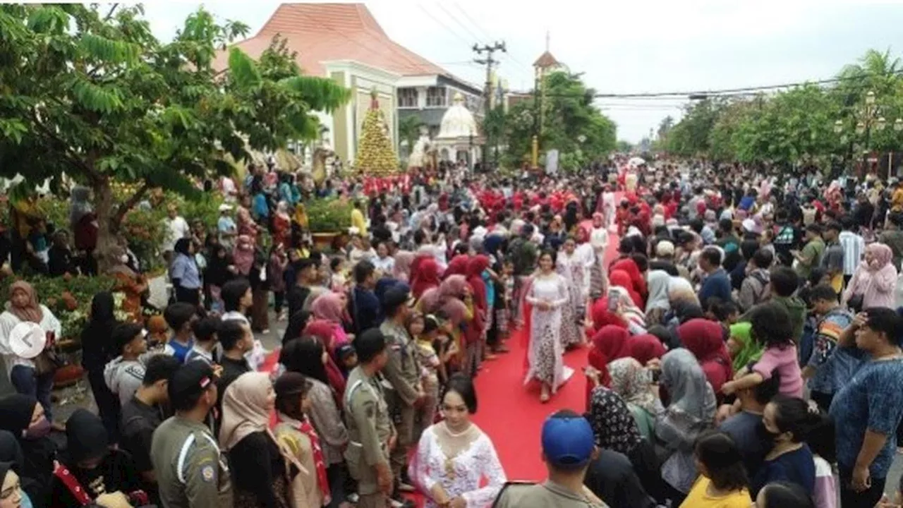 Peragaan Busana Kebaya Kartini dengan Catwalk Sepanjang 1 Kilometer di Kota Madiun Cetak Rekor MURI