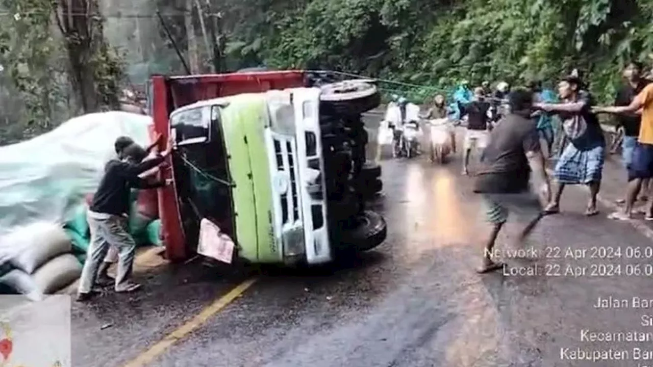 Truk Gabah Terguling di Km 36 Gumitir, Jalur Jember-Banyuwangi Macet hingga 4 Kilometer