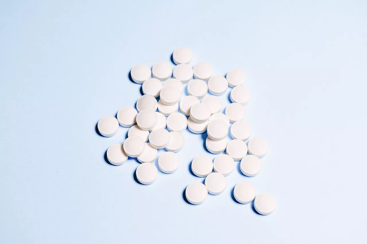 How does aspirin help prevent colorectal cancer development and progression?