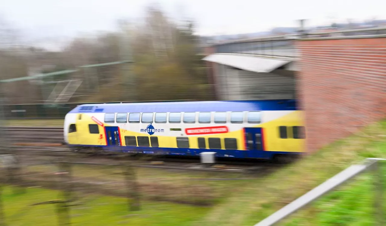 Zug mit 600 Fahrgästen fährt über Platten auf Gleisen