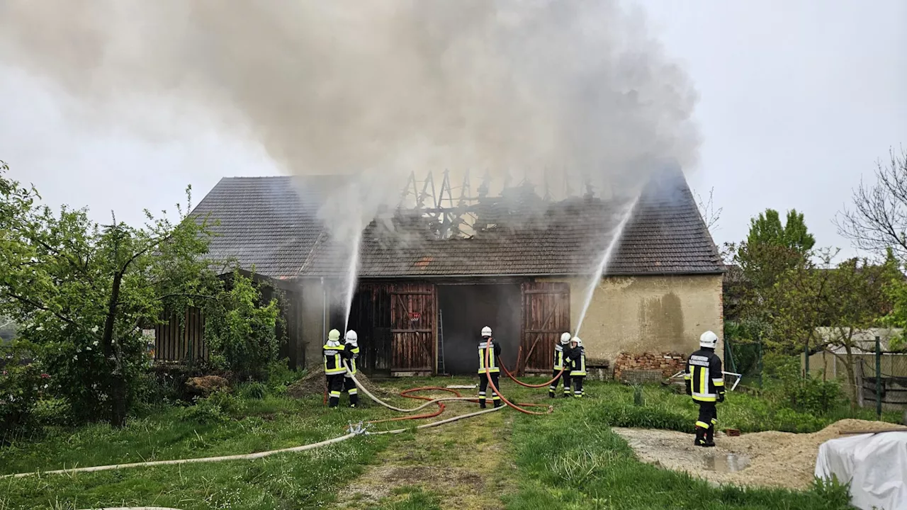 Kleinhadersdorf: Stadl mitten im Ort stand in Flammen