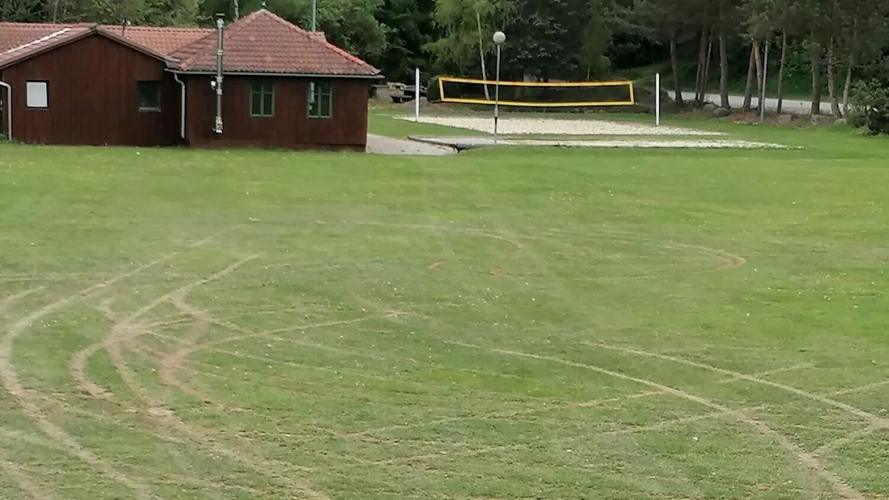 Mit Pkw ohne Führerschein über Sportplatz und Felder gedriftet