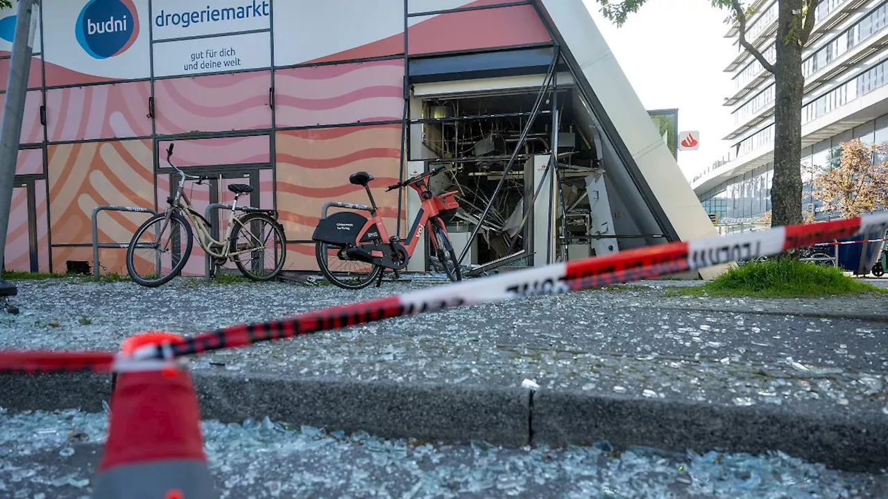 Geldscheine auf der Straße: Unbekannte jagen Geldautomat in Berlin in die Luft