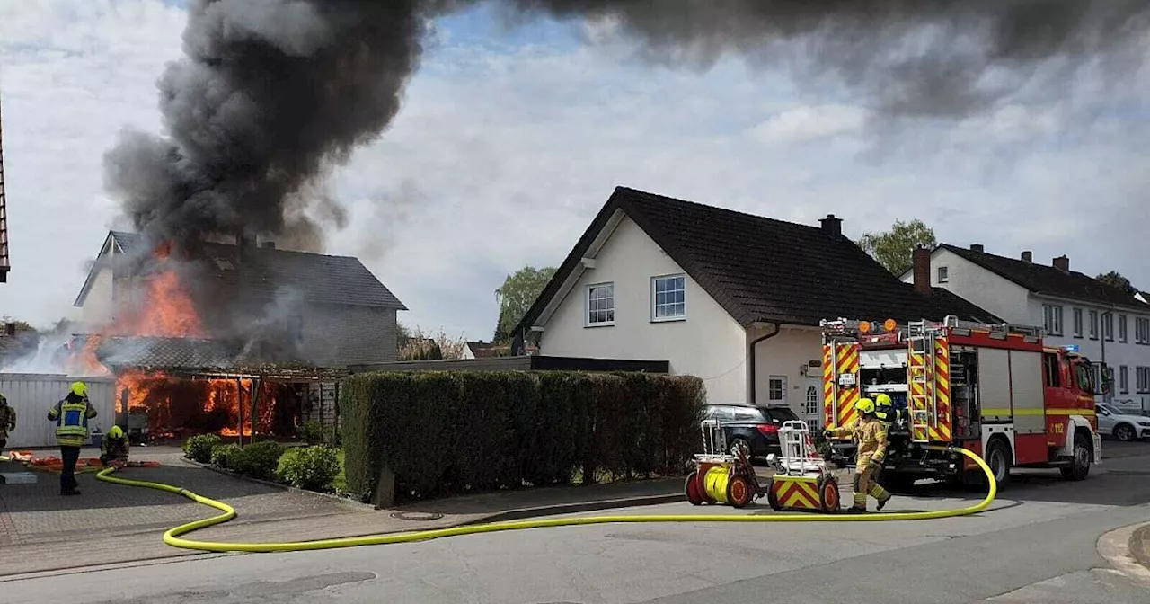 Carport brennt in Bünde: Fassade des Nachbarhauses beschädigt