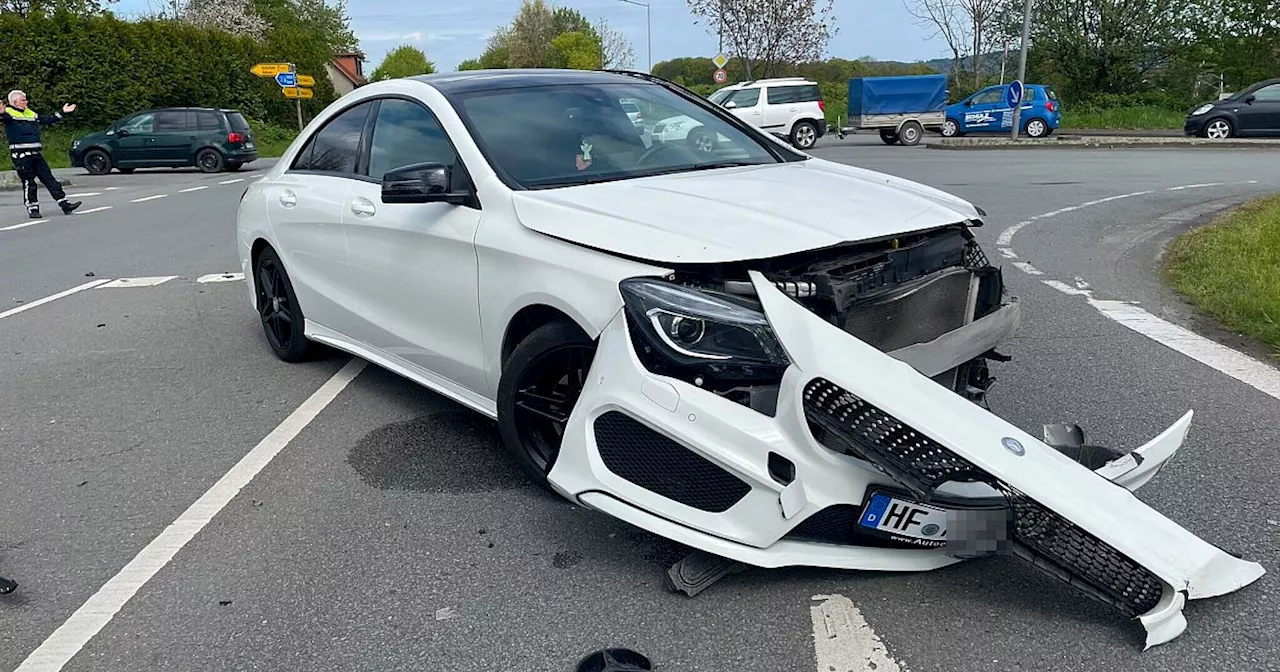 Mercedes-Fahrerin übersieht Toyota-Fahrer - Unfall auf der Hansastraße in Bünde