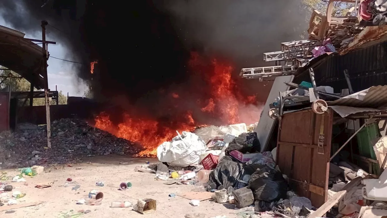 Incendio en recicladora causa alarma entre vecinos de carretera Guanajuato-Silao