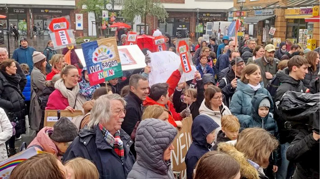 Kinder und Eltern protestieren gegen geplante Schul- und Kitaschließungen in Kleinmachnow