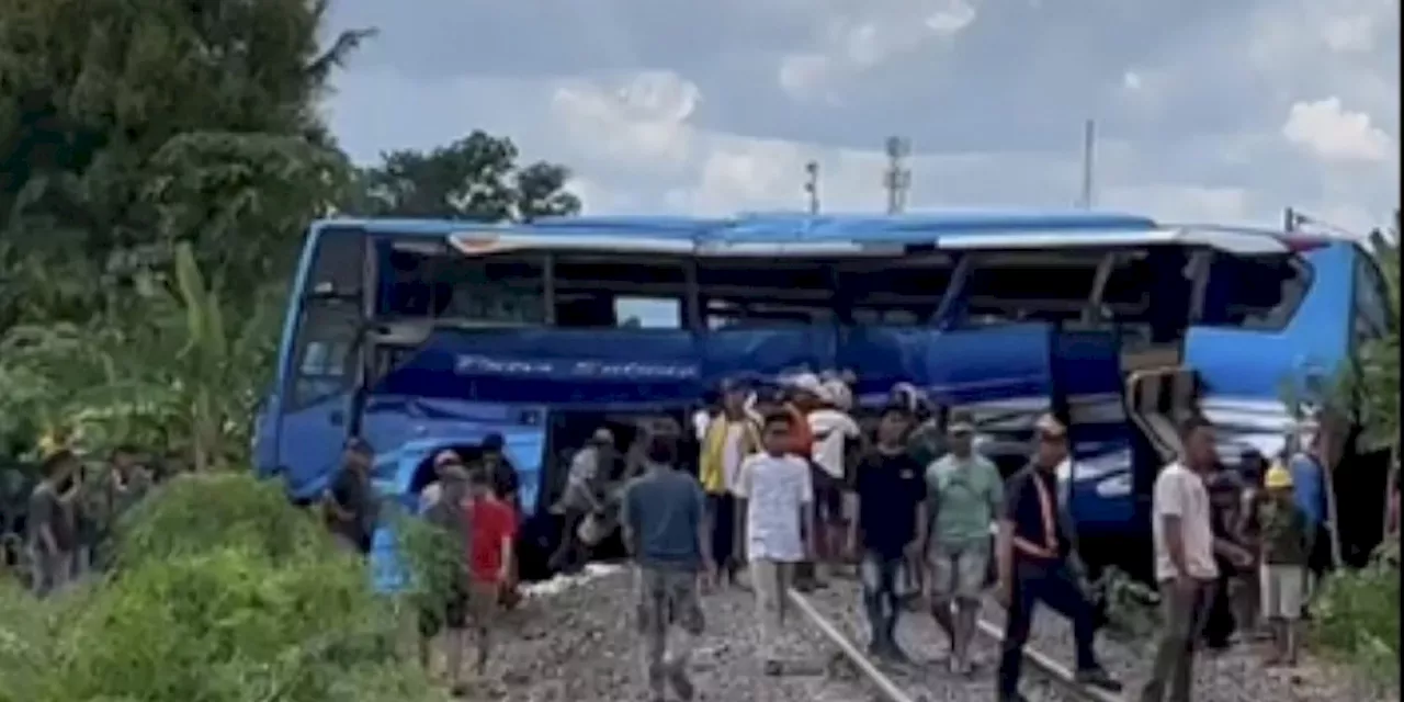 KA Rajabasa Seruduk Bus Putra Sulung, Satu Meninggal