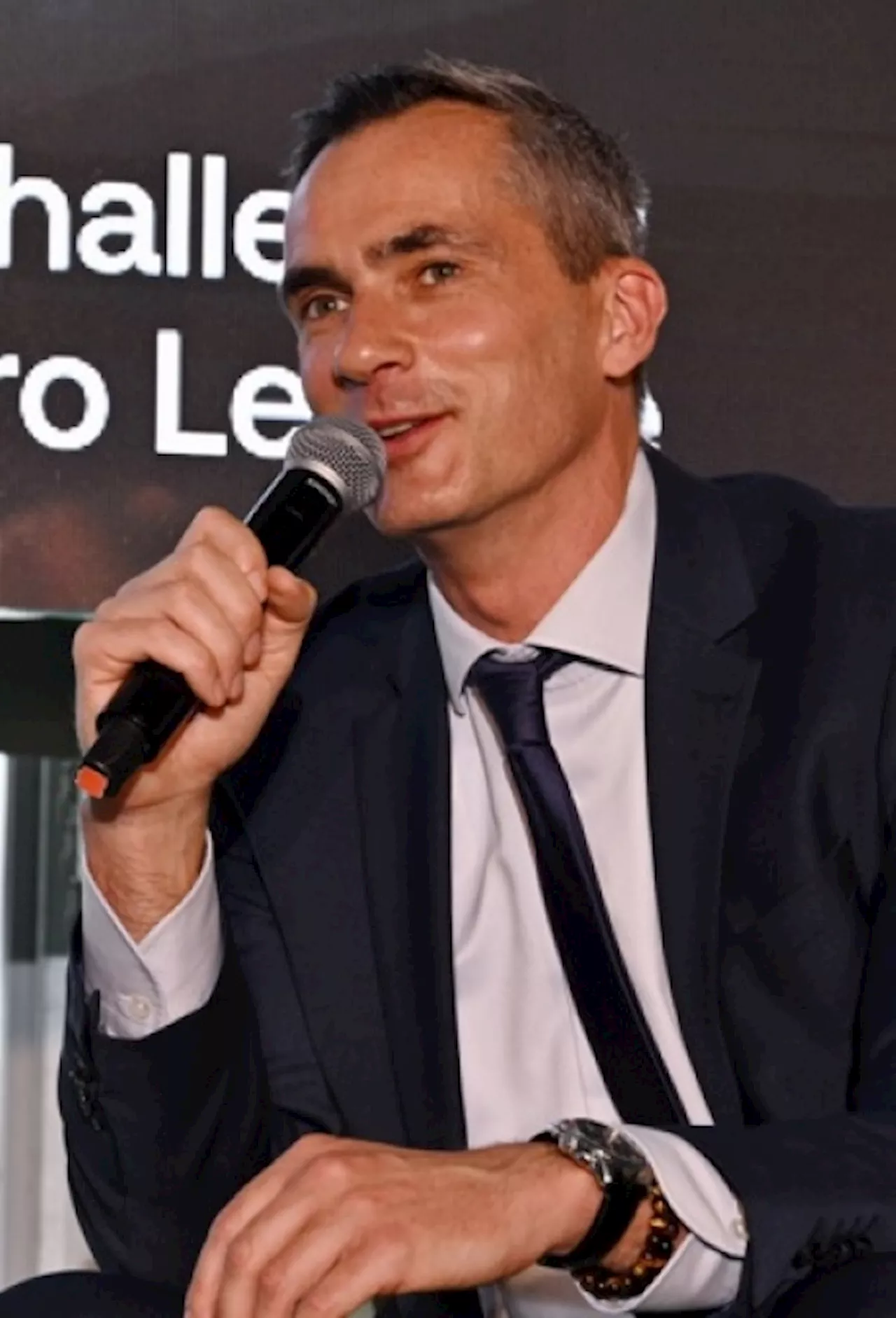 Le monde du football propose un 'nouveau contrat social' au monde politique