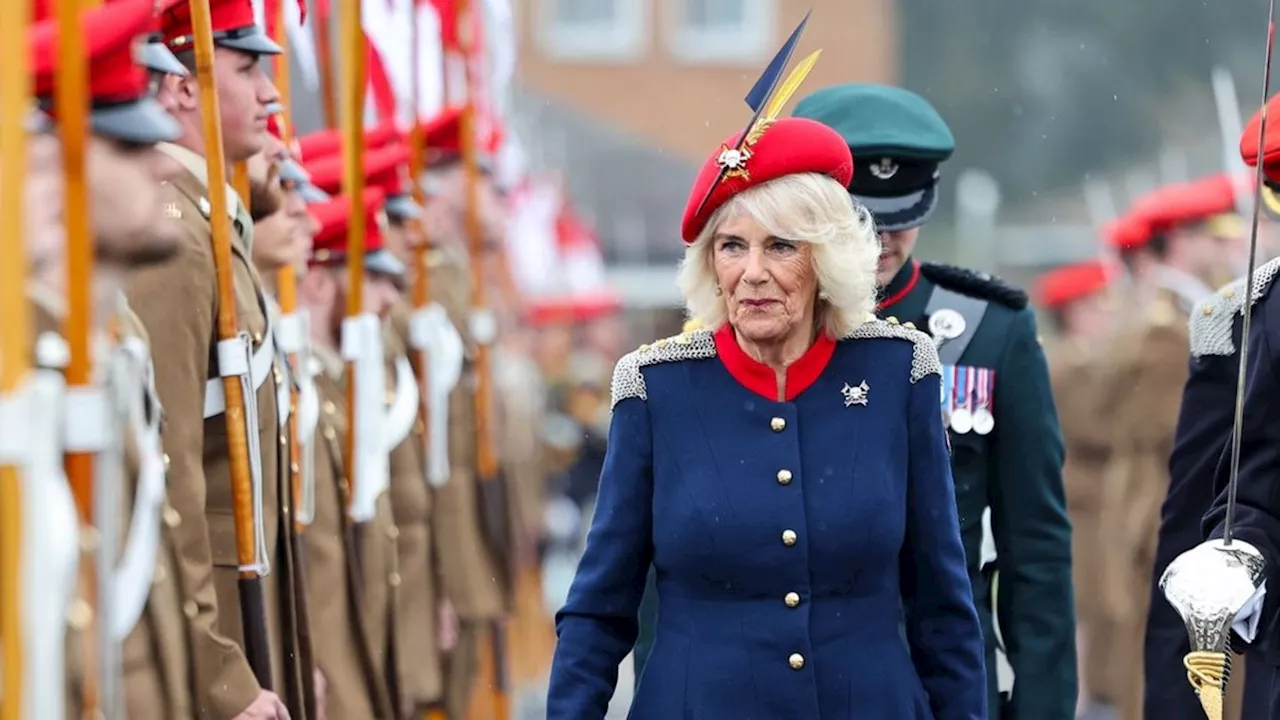 Königin Camilla besucht Militärregiment: Sie besucht Militärregiment ihres Vaters