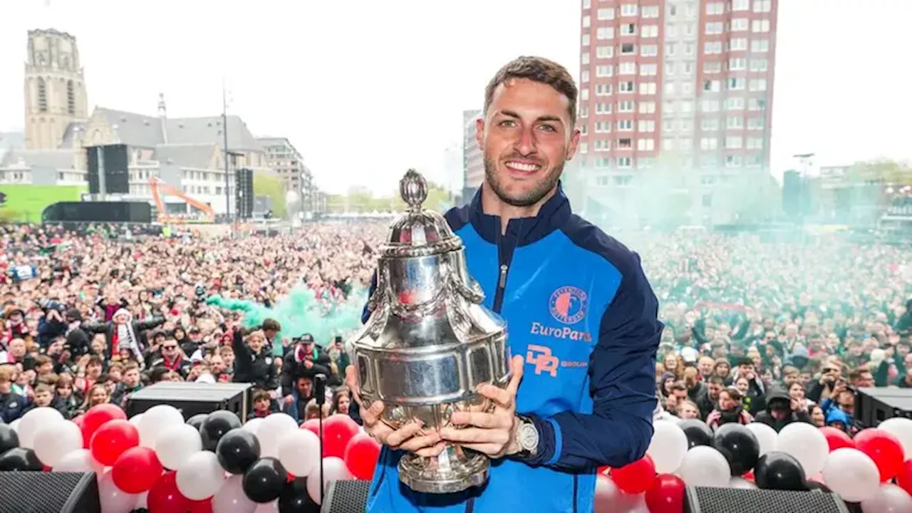 Feyenoord y Santiago Giménez festejan la Copa de Holanda con su afición