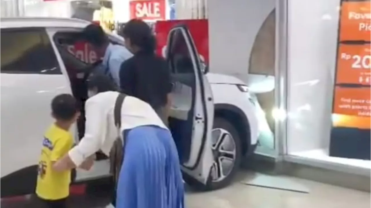 Viral Bocah Tabrakkan Mobil Listrik Chery di Dalam Mall, Netizen: Alhamdulillah SPK